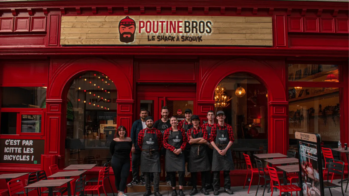 Les équipes de Poutinebros devant un restaurant du réseau.