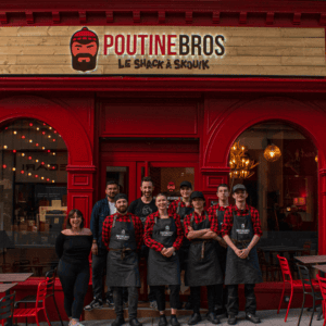 Les équipes de Poutinebros devant un restaurant du réseau.