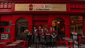 Les équipes de Poutinebros devant un restaurant du réseau.
