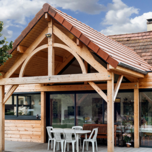 Une maison en bois et sa terrasse.