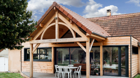 Une maison en bois et sa terrasse.