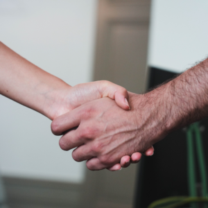 Une poignée de main entre un homme et une femme.