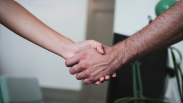 Une poignée de main entre un homme et une femme.