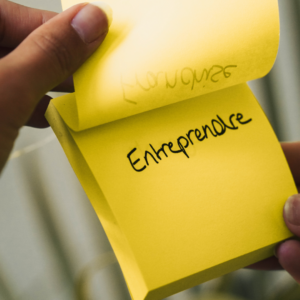 Un post it jaune sur lequel est écrit "Entreprendre".