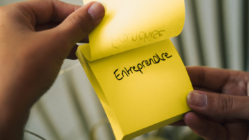 Un post it jaune sur lequel est écrit "Entreprendre".
