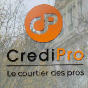 Le logo de Credipro collé sur une fenêtre.