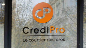 Le logo de Credipro collé sur une fenêtre.