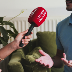 Un homme est interviewé par une journaliste de L'Express Franchise.