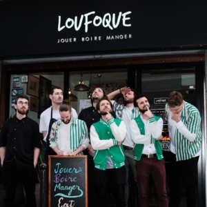 L'équipe Loufoque rassemblée devant le bar à jeu.