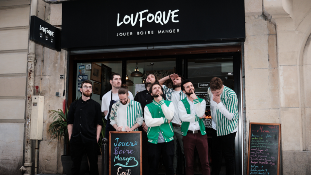 L'équipe Loufoque rassemblée devant le bar à jeu.