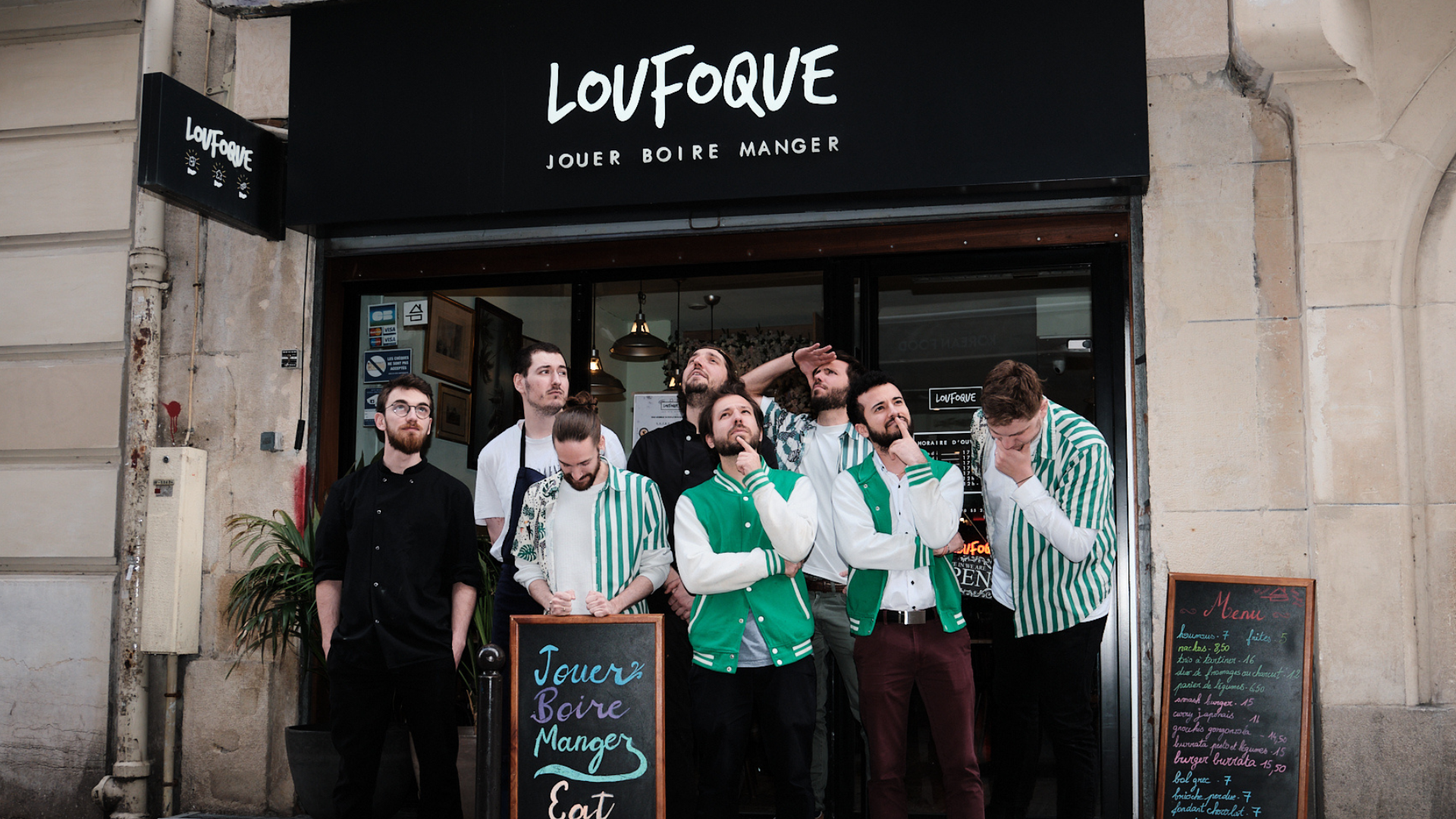 L'équipe Loufoque rassemblée devant le bar à jeu.