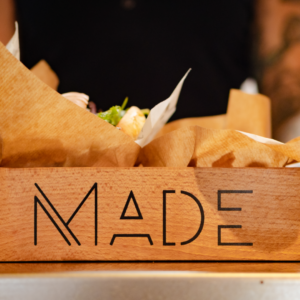 Un plateau MADE dans lequel se trouve plusieurs burgers.