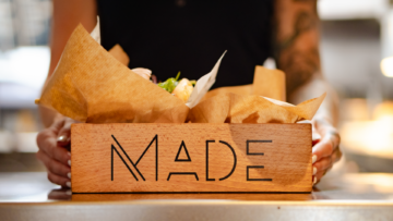 Un plateau MADE dans lequel se trouve plusieurs burgers.