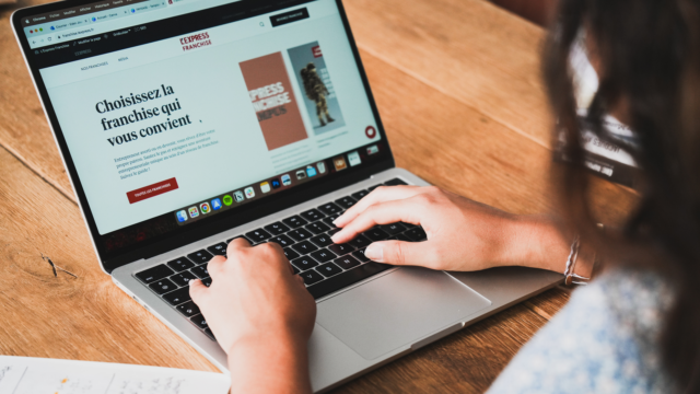 Un ordinateur ouvert sur une page d'accueil de L'Express Franchise.
