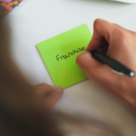 Un postit franchise pour illustrer la reprise d'entreprise franchisée.