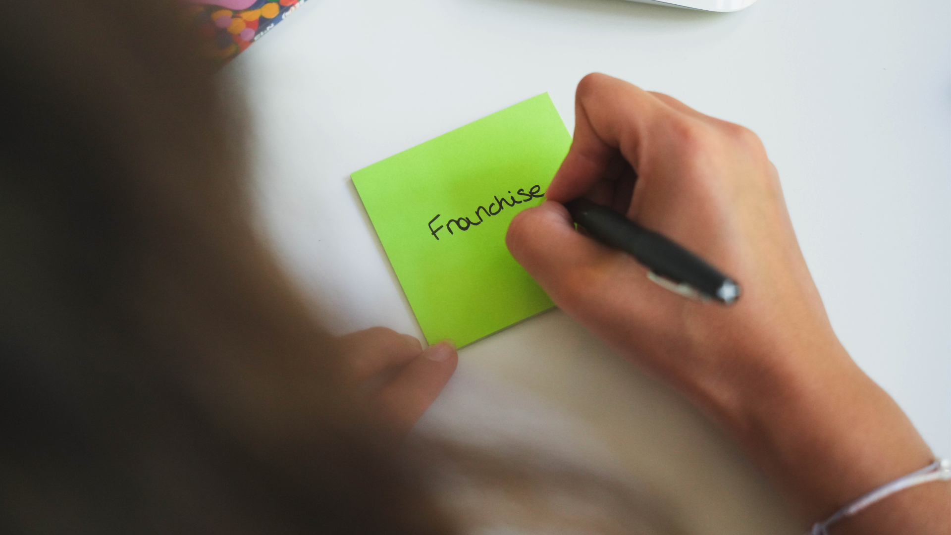 Un postit franchise pour illustrer la reprise d'entreprise franchisée.