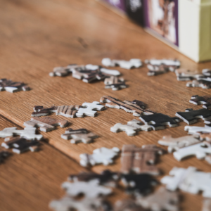 Des pièces de puzzles éparpillées sur une table en bois.