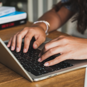 Une internaute utilise son ordinateur, on ne voit que ses mains.