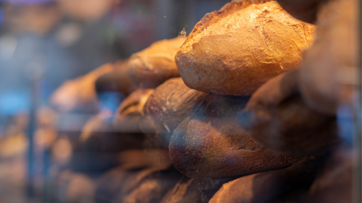 La vitrine d'une boulangerie-pâtisserie.