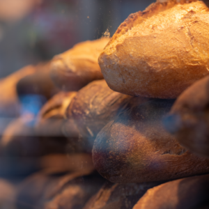 La vitrine d'une boulangerie-pâtisserie où l'on peut voir des baguettes de pain.