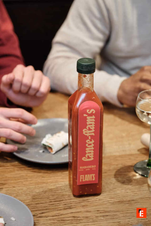 bouteille de sauce habanero au repas convivial