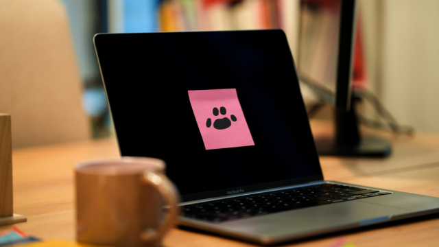 Un post it rose est collé sur un écran d'ordinateur, il y est dessiné une empreinte d'animal.