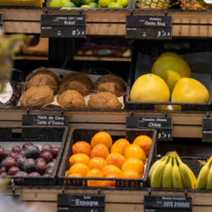 Des fruits dans le rayon d'un magasin.