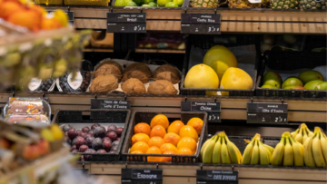 Des fruits dans le rayon d'un magasin.