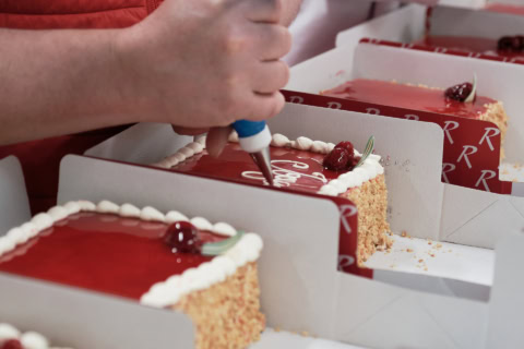 gâteaux rouges décorés à la main en boîte