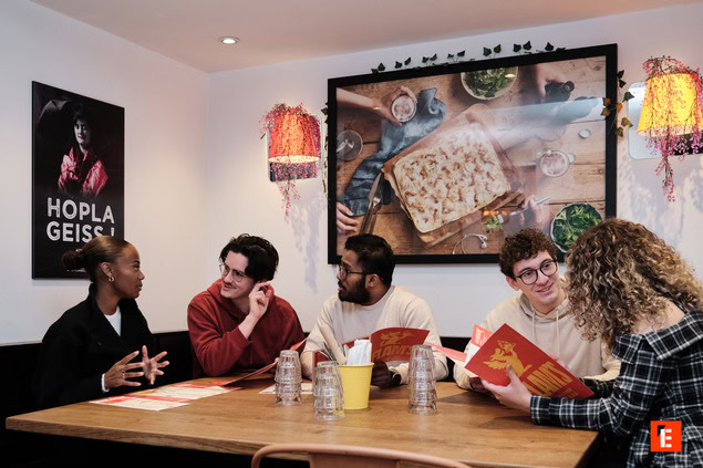 groupe damis convivial au restaurant