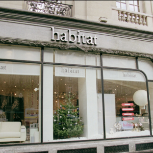 La devanture d'un magasin Habitat en ville.