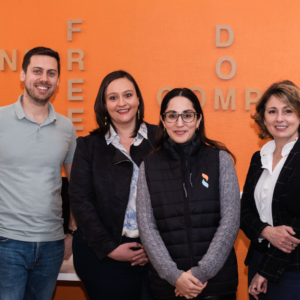 Les équipes de Senior Compagnie sur un fond orange.