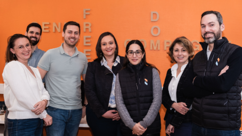 Les équipes de Senior Compagnie sur un fond orange.