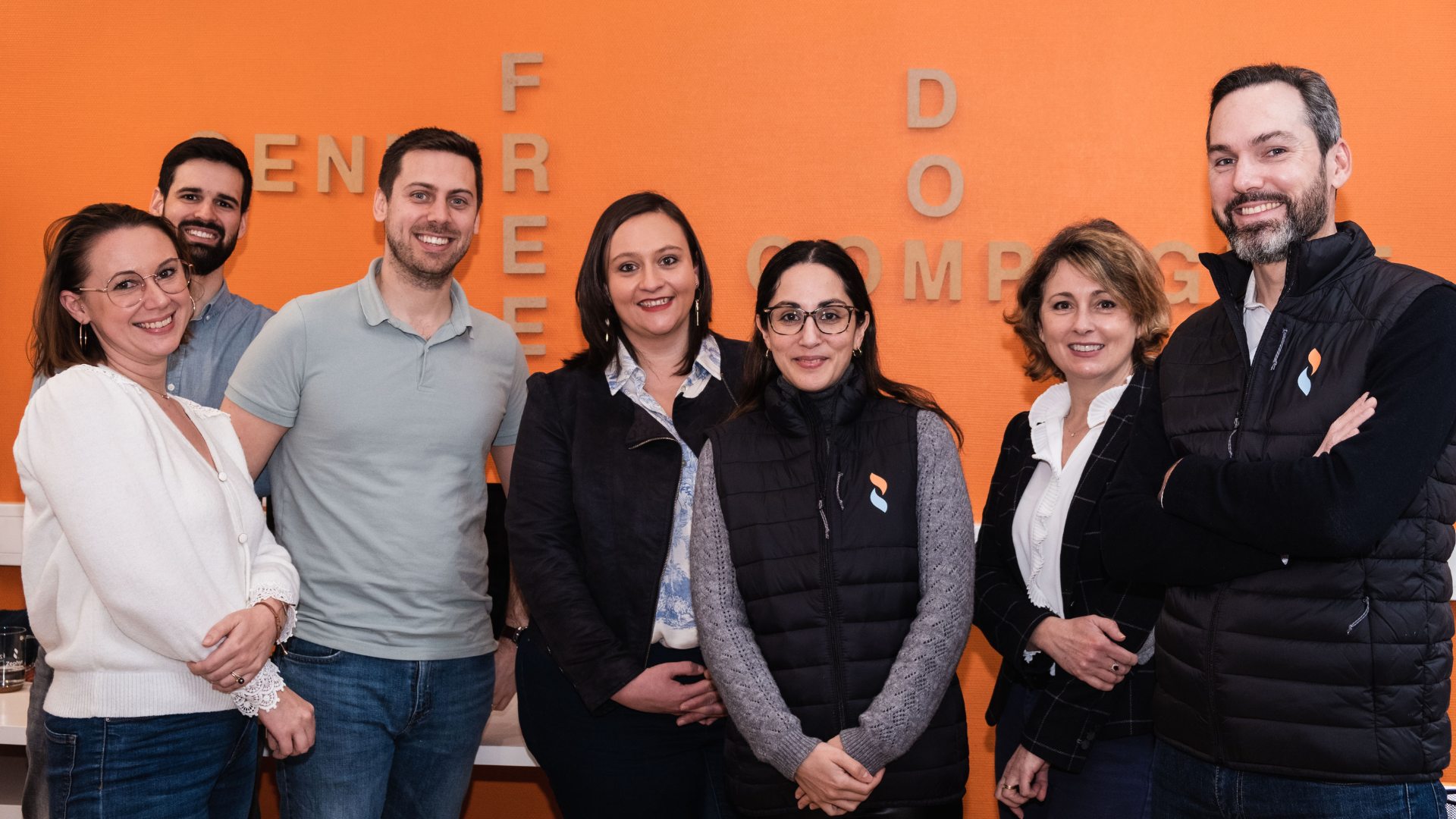 Les équipes de Senior Compagnie sur un fond orange.