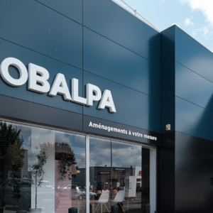 La devanture d'un magasin Mobalpa.