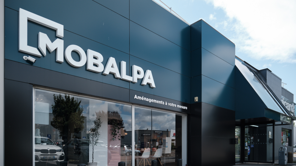 La devanture d'un magasin Mobalpa.