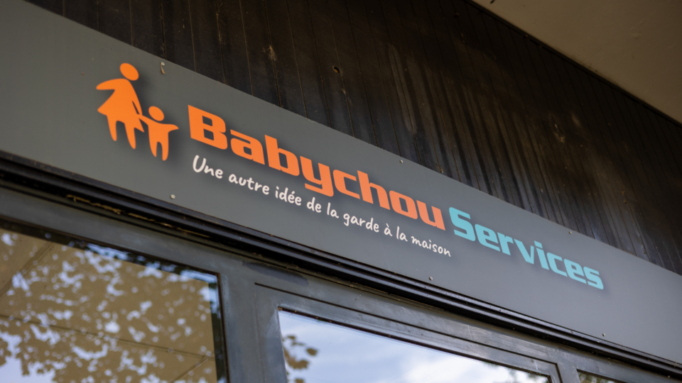 La devanture d'une crèche Babychou Services.