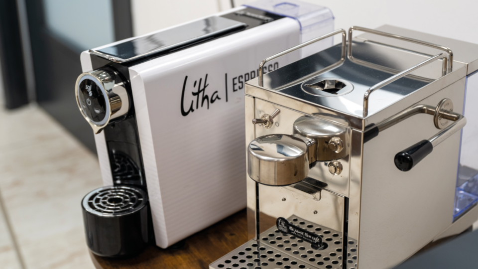 Une machine à café Litha espresso.