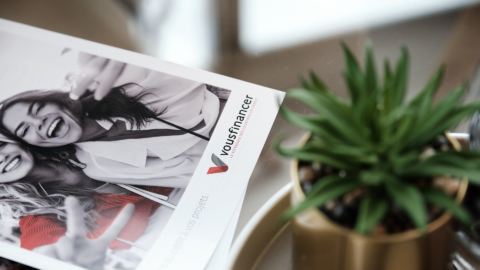 Une catalogue Vousfinancer posé sur une table.