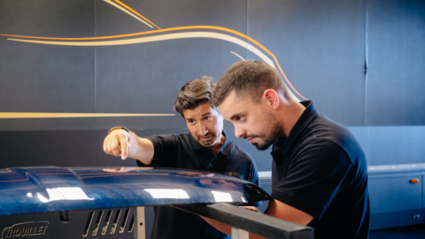 Les équipes de X'Pert Impact en train de débosseler une carrosserie.