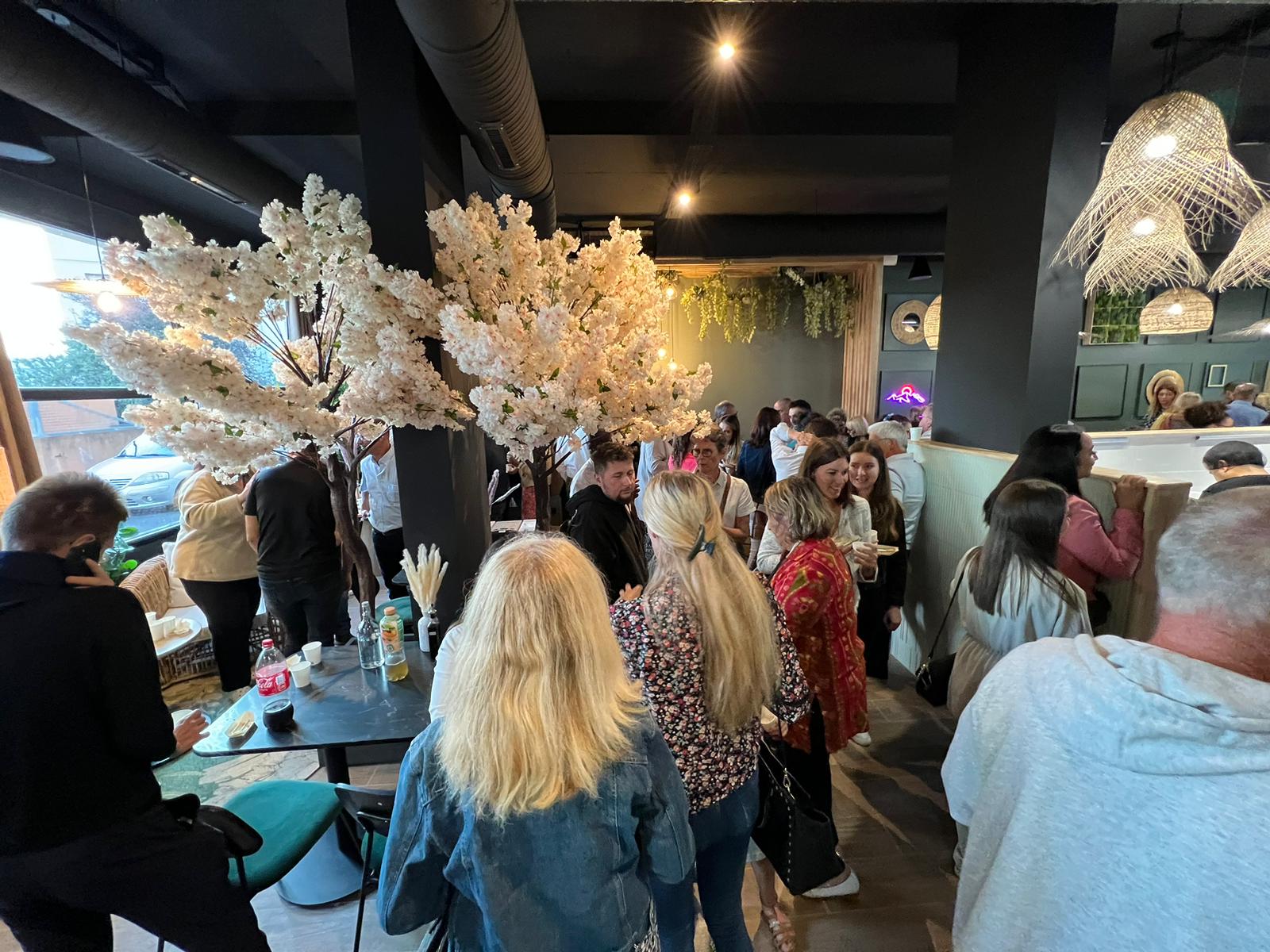 Un groupe de personne pour l'ouverture d’un nouveau restaurant franchisé à Bron