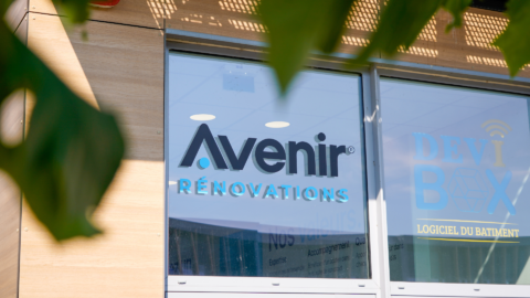 Le logo d'Avenir Rénovations collé sur une fenêtre.