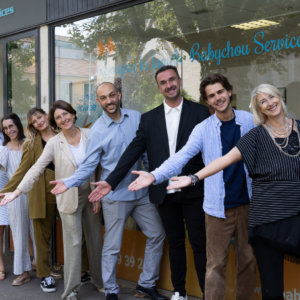 Les équipes de Babychou services posent devant leur devanture.