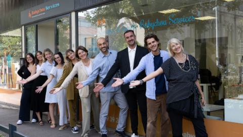 Les équipes de Babychou services posent devant leur devanture.