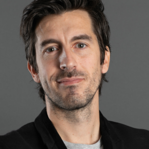 Julien Perret, fondateur de Bchef sur un fond gris.
