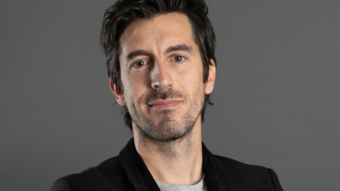 Julien Perret, fondateur de Bchef sur un fond gris.