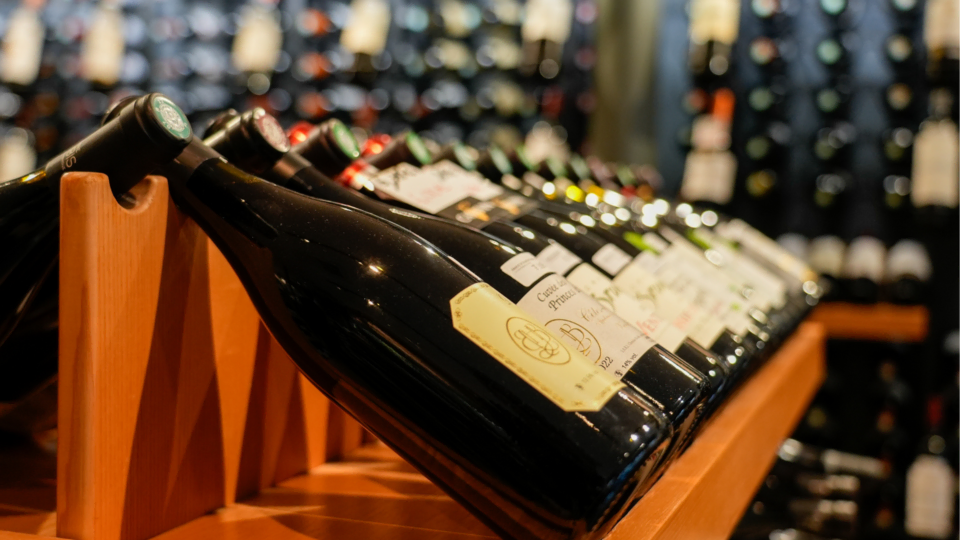 Des bouteilles de vin sur un rayon de magasin.
