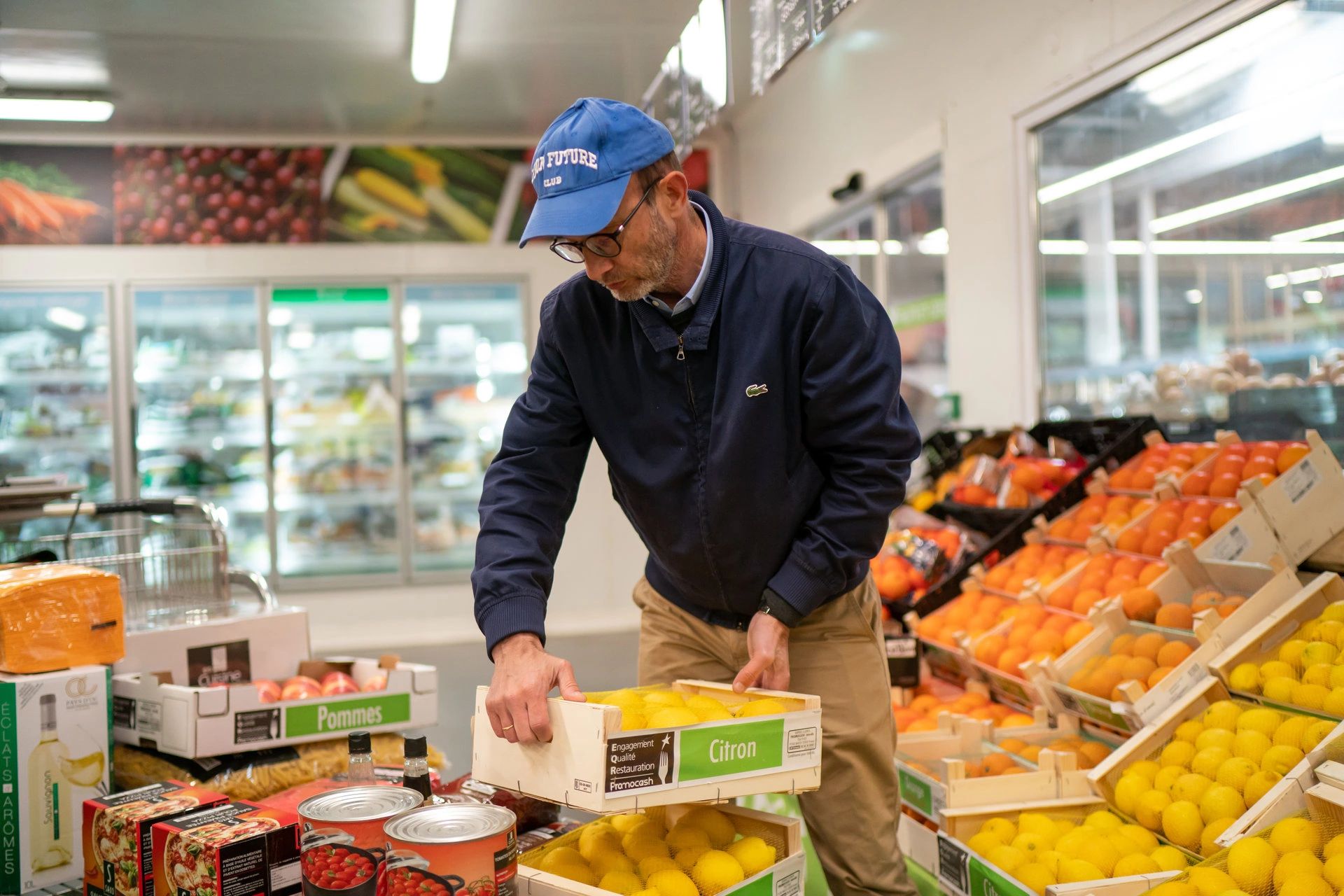 Salarié Promocash avec une cagette de fruits