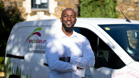 Un franchisé Ecolave devant son utilitaire.