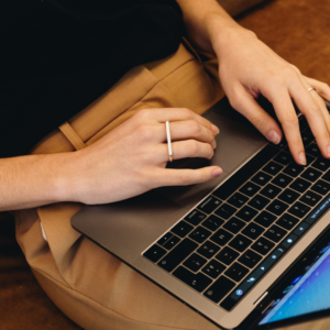 Une entrepreneure fait une recherche sur son ordinateur.